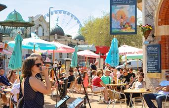 Musicians outside Offshore, Torquay harbourside