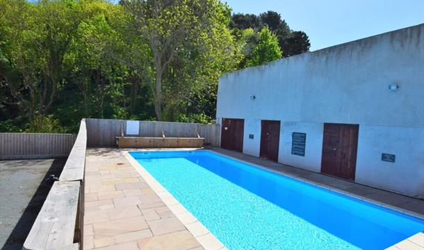 Shared outdoor swimming pool, 3 Avocet, The Cove, Brixham