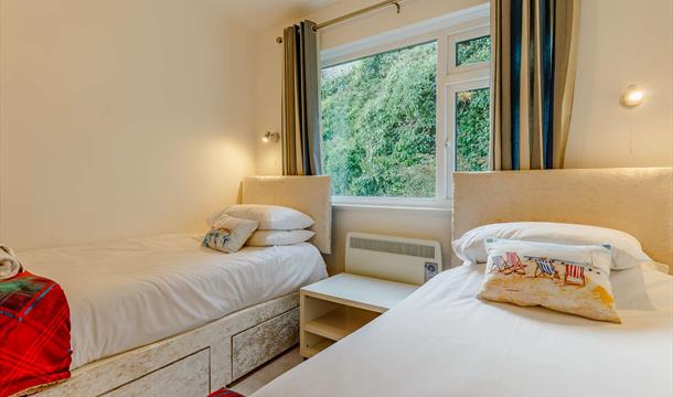 Twin bedroom - Torbay View, 10 Dolphin Court