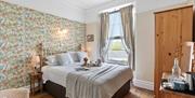 King size room with double shower at Abbeyfield B&B