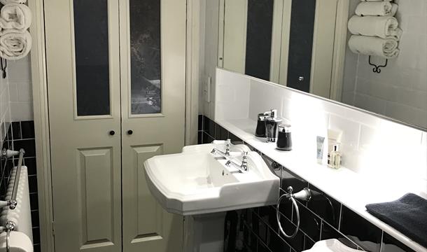 Bathroom, Atlantis Holiday Apartments, Torquay, Devon