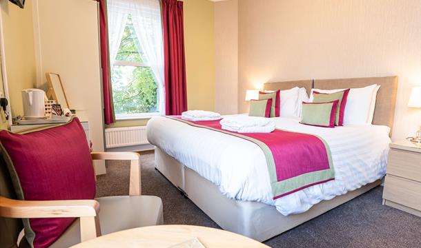 Superior Superking or Twin Room with en-suite facilities, Smart TV, tea and coffee facilities and complimentary toiletries at Grosvenor House, Torquay