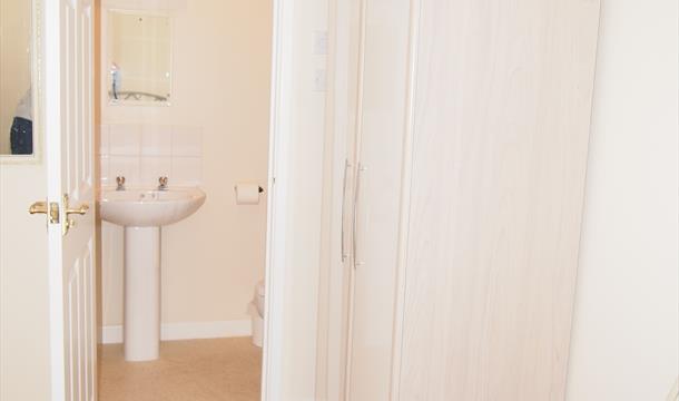 En-suite to Double bedroom at 3 Braeside Mews Self Catering Accommodation in Paignton Devon