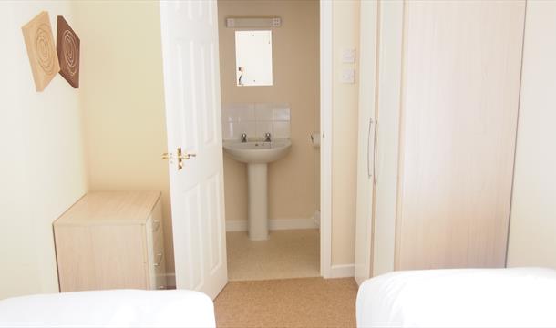 En-suite to Twin bedroom at 3 Braeside Mews Self Catering Accommodation in Paignton Devon