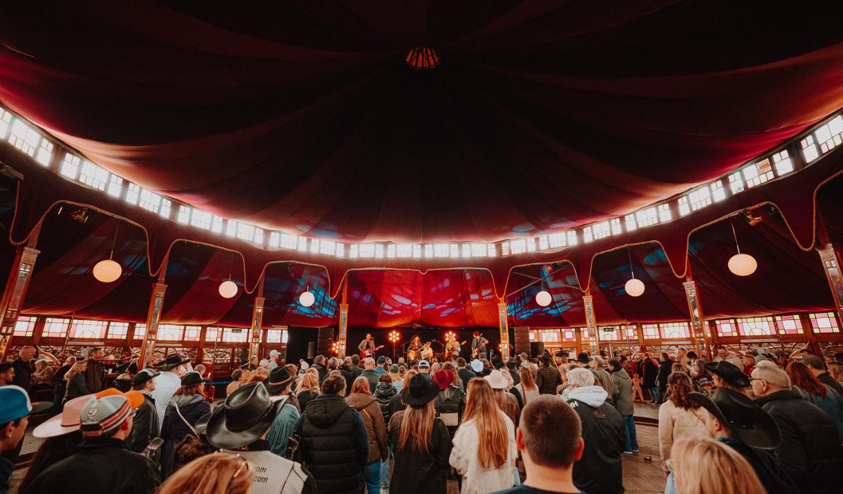 A country singer performing in the Barrelhouse on the Peninsula Square
