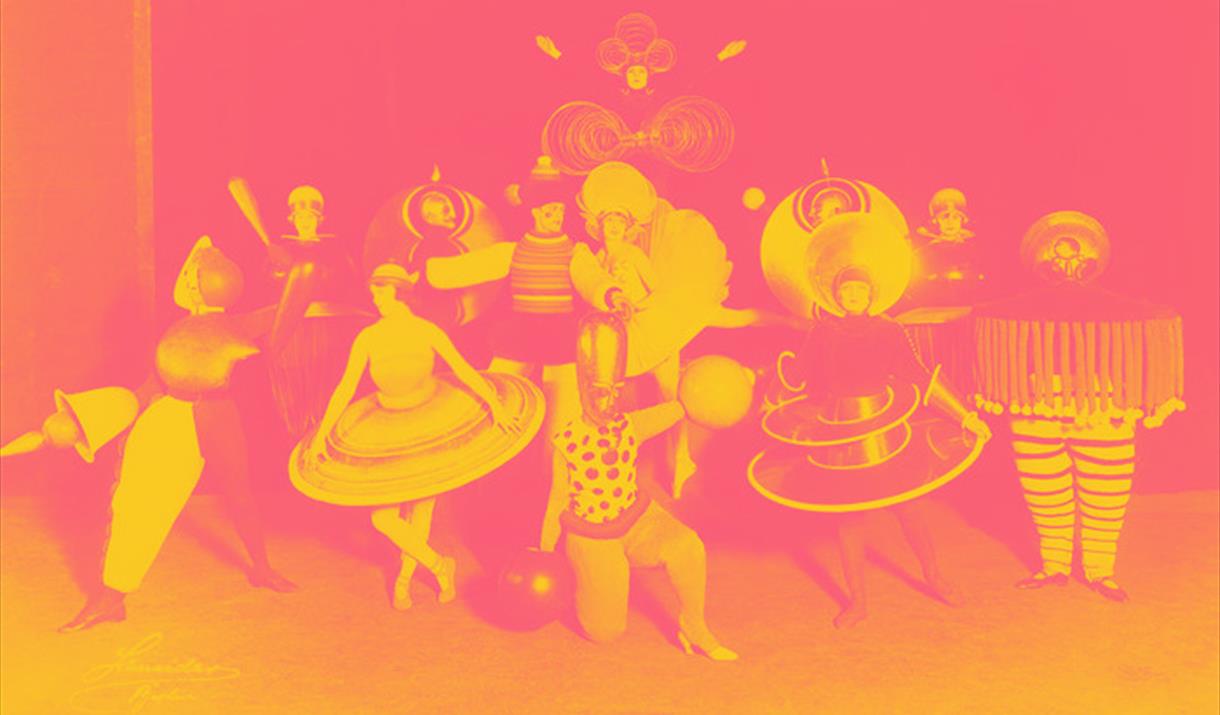 Do you like dance? Enjoy bright colours and moving forms? Then this is the class for you!