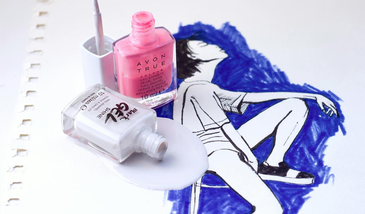 In this session, you can sketch a range of short and longer poses with a skilled expert