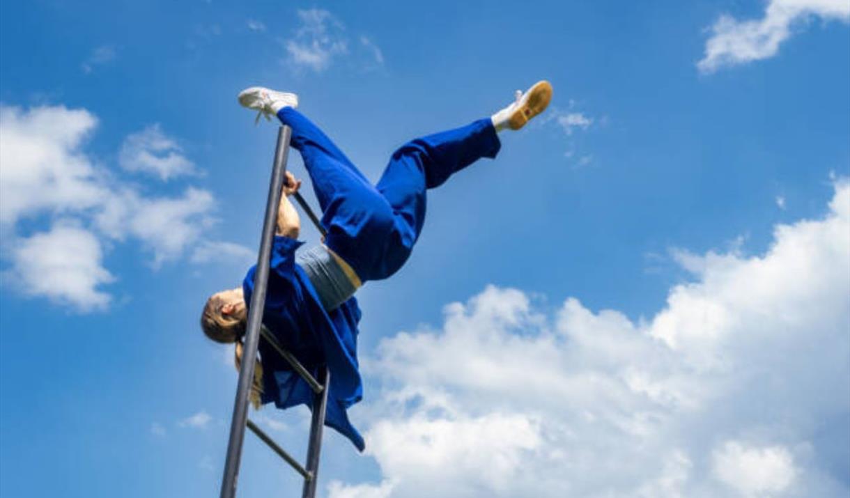 Award-winning circus performance opening up new perspectives on the world around us