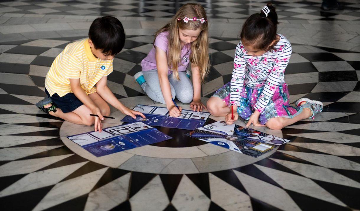 Join 'Weaving the seas', a special weaving workshop for families inspired by the tapestry Feeling Blue