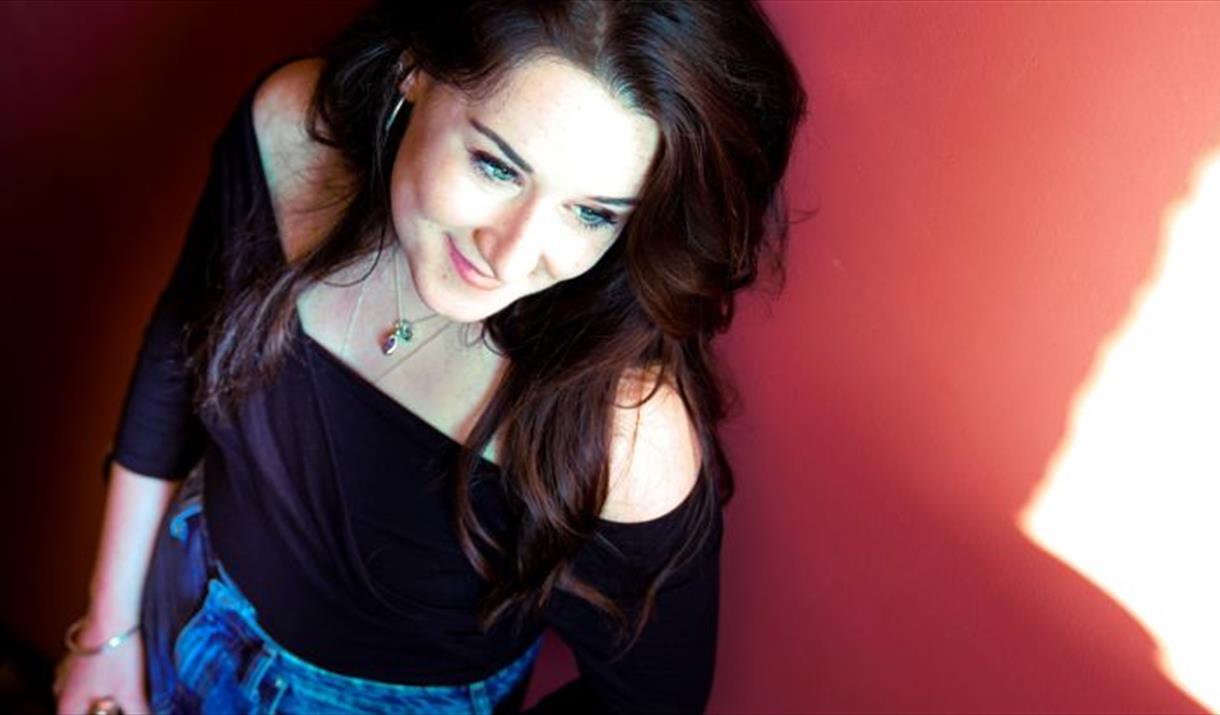 Poppy Beddoe is a versatile solo, orchestral, and chamber clarinettist, performing widely across the UK and internationally