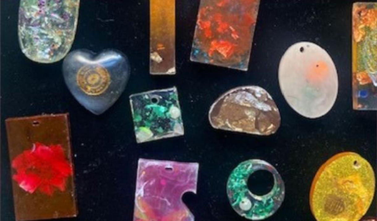 Learn how to create jewellery from resin