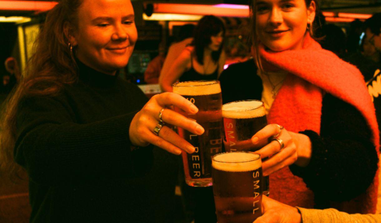 5 epic Greenwich pubs, amazing beers at every stop, and 4 knowledgeable hosts