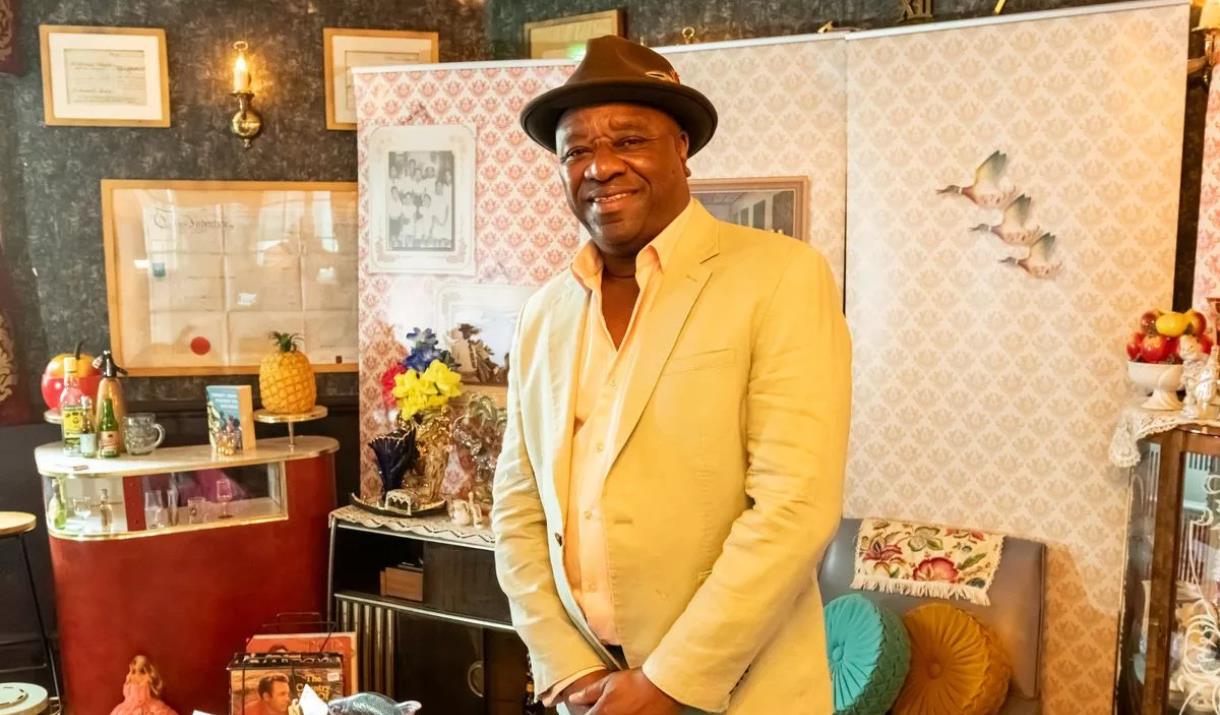 Drop-into the Windrush Front room to meet with the curator, Tony Fairweather