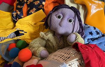 Join Princess Olive on a thrilling quest to find the legendary Tidy Up Troll to help clean her room before the Troll Queen’s palace party!
