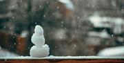 In this playful class, children will explore viewpoint and perspective by creating snowmen from different angles using a variety of circle sizes