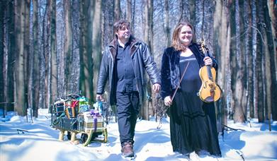 Contemporary folk musicians Jackie Oates and John Spiers bring their breadth of experience and shared love of English traditional folk tunes and songs