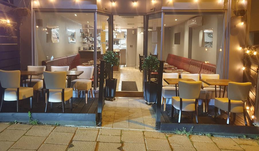 Alecco Bar & Restaurant exterior night