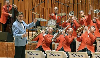 Glenn Miller Orchestra: In The Mood for Christmas