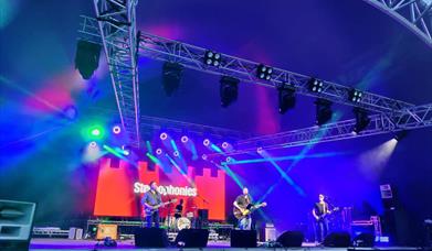 Stereophonies playing on a large stage