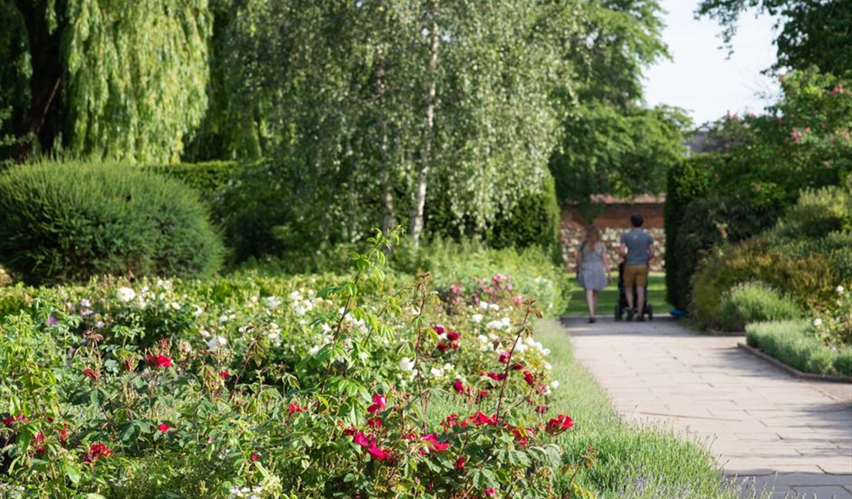 Waltham Abbey Gardens Garden in Waltham Abbey, Waltham Abbey Visit