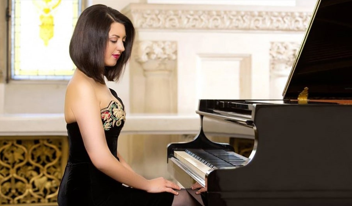 Alexandra Dariescu by her piano