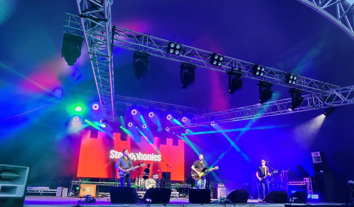 Stereophonies playing on a large stage