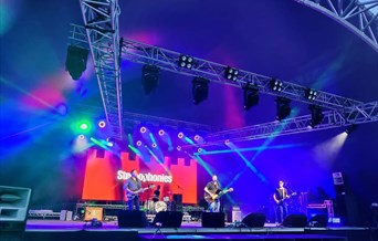 Stereophonies playing on a large stage