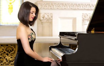 Alexandra Dariescu by her piano