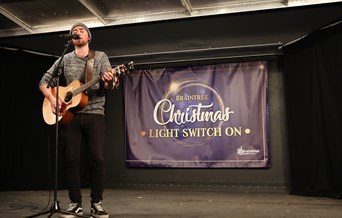 Braintree Christmas Light Switch on performer in 2019