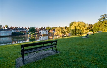 Picture of the benches by the doctors pond