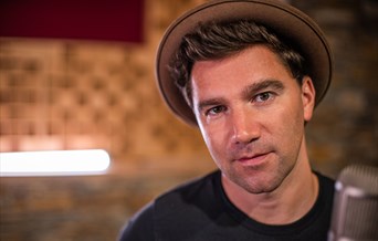 Eli Lev (musician from USA) performing in Brightlingsea, Essex, United Kingdom on the 21st of March, 2025 at Colne Delta Blues & Americana Club