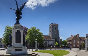 View of Natural History Museum with War Memorial