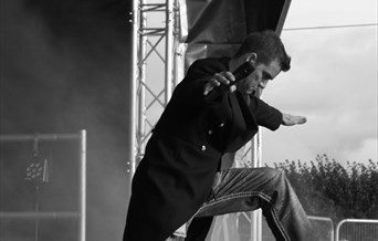 Robbie Williams by MB is a renowned Robbie Williams tribute act