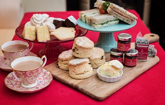 Afternoon tea for two hamper contents by www.englishcreamtea.com