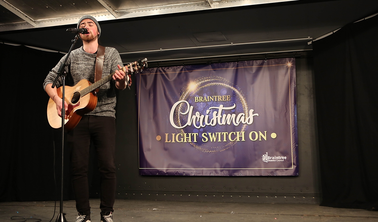 Braintree Christmas Light Switch on performer in 2019