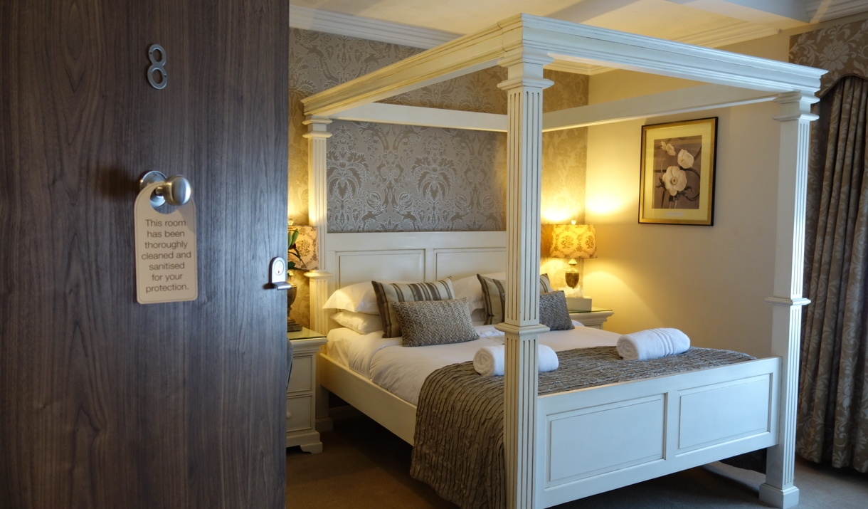 Four poster bed at Le Bouchon Brasserie & Hotel