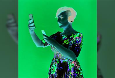 Laura Lexx: Knee Jerk