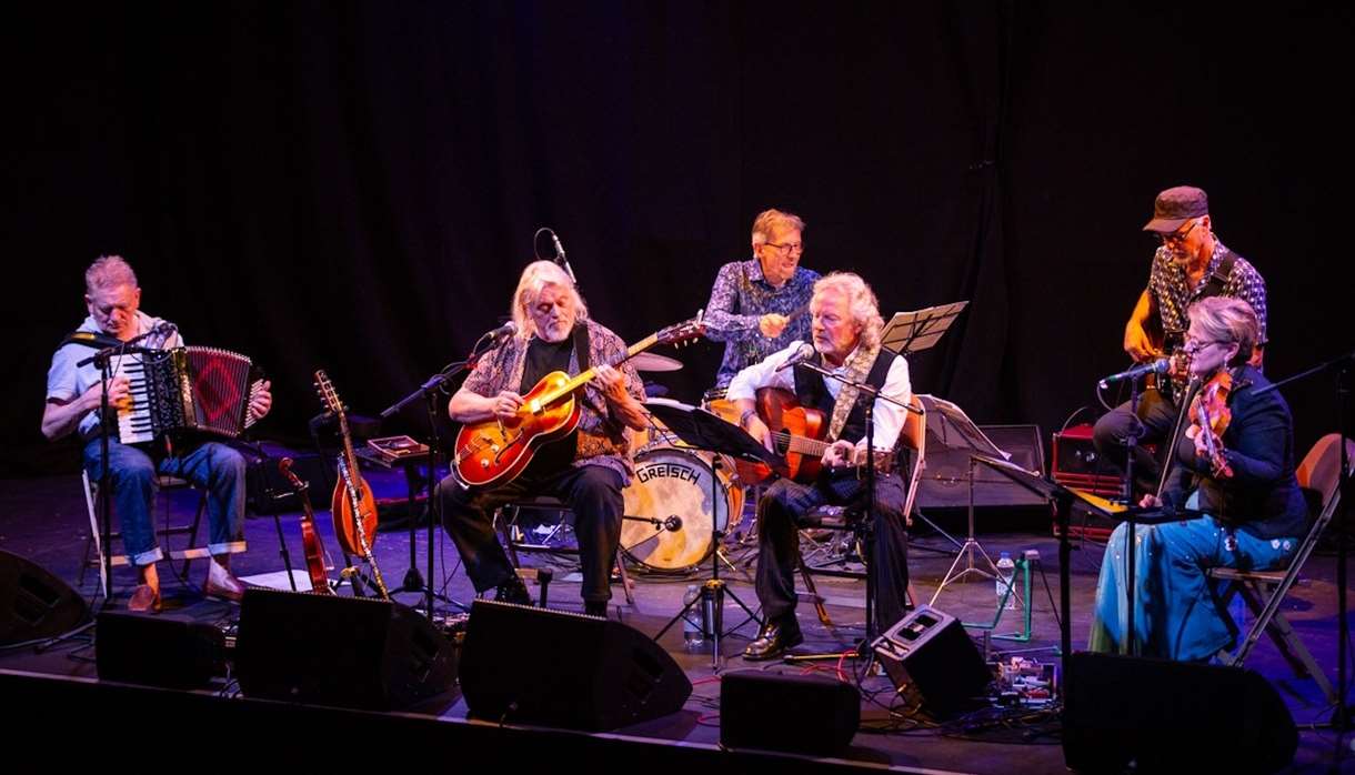 Reg Meuross & The Strike - Playing Fire & Dust A Woody Guthrie Story