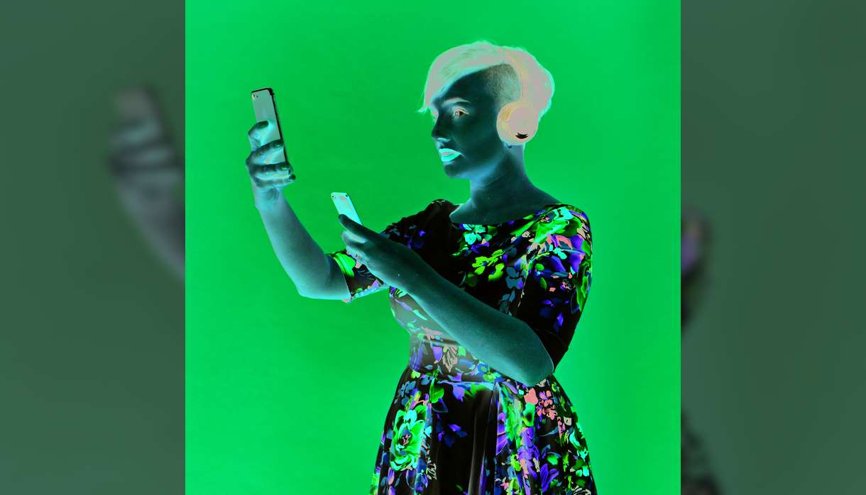 Laura Lexx: Knee Jerk