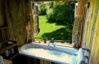 Bubble bath with a countryside view - Orchard Wagon