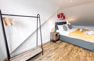 Double room with double bed and clothing rail