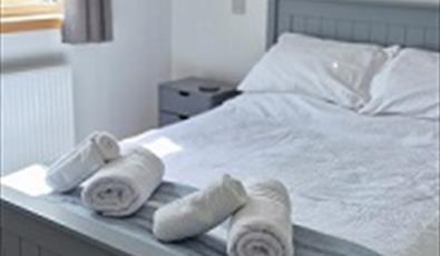 _JamesCabin_bedroom_