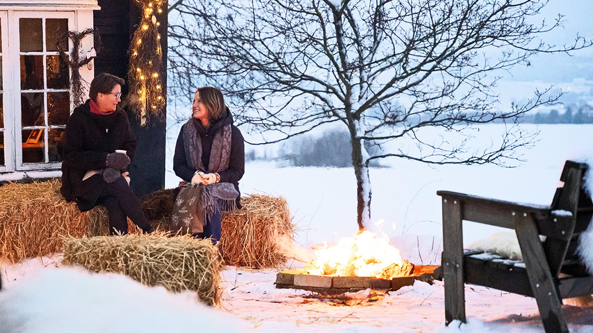 Vinter - Koselig prat ved bålet på Kvarstad gård