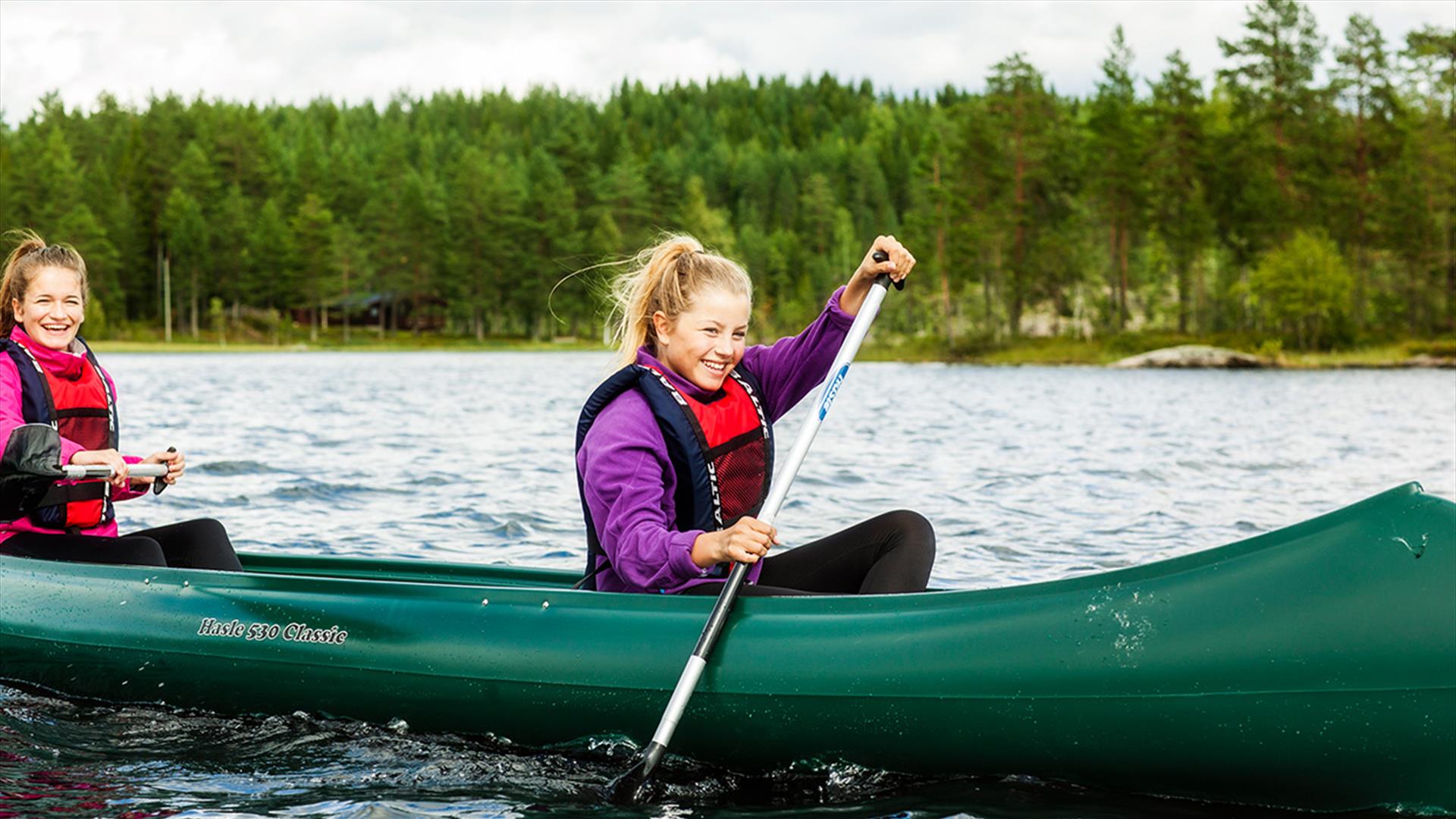 Girls canoeing at Fjorda