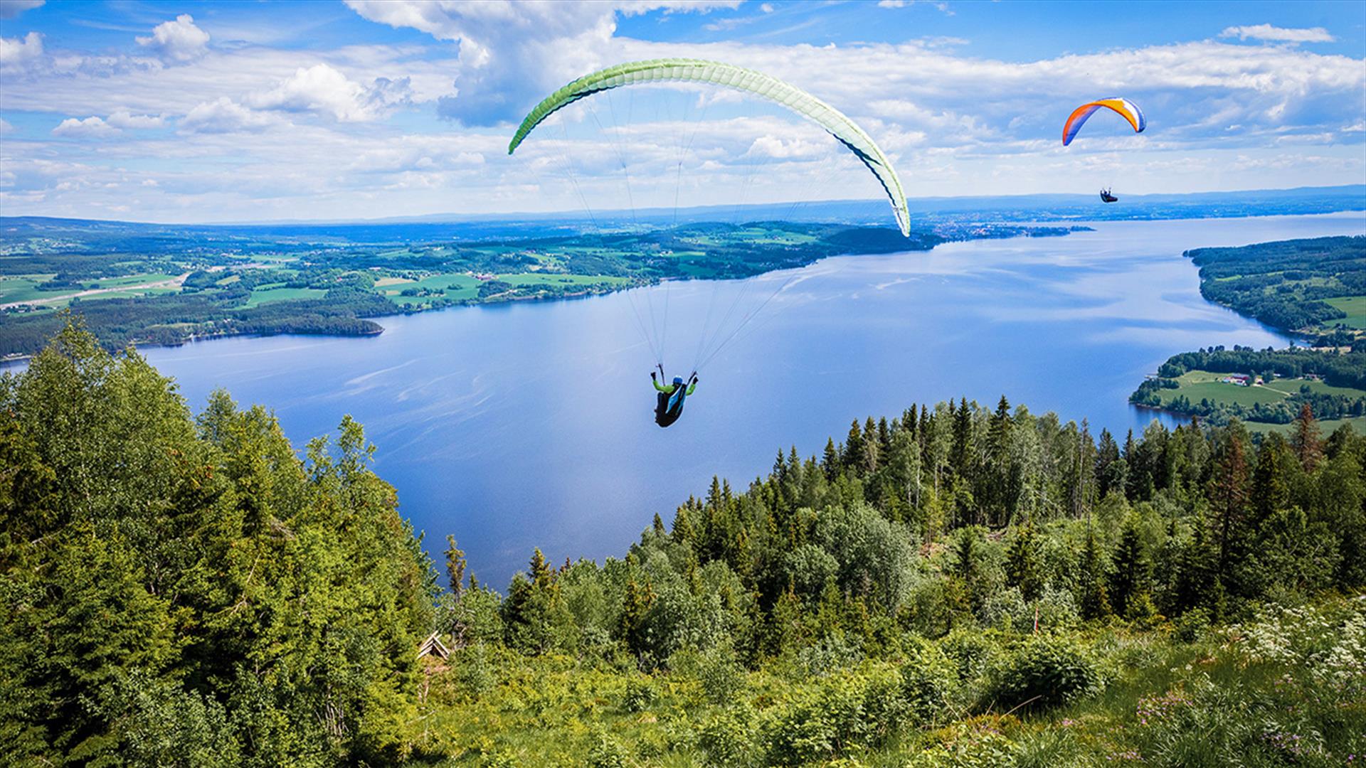 Paragliding ved Bangsberget i Ringsaker