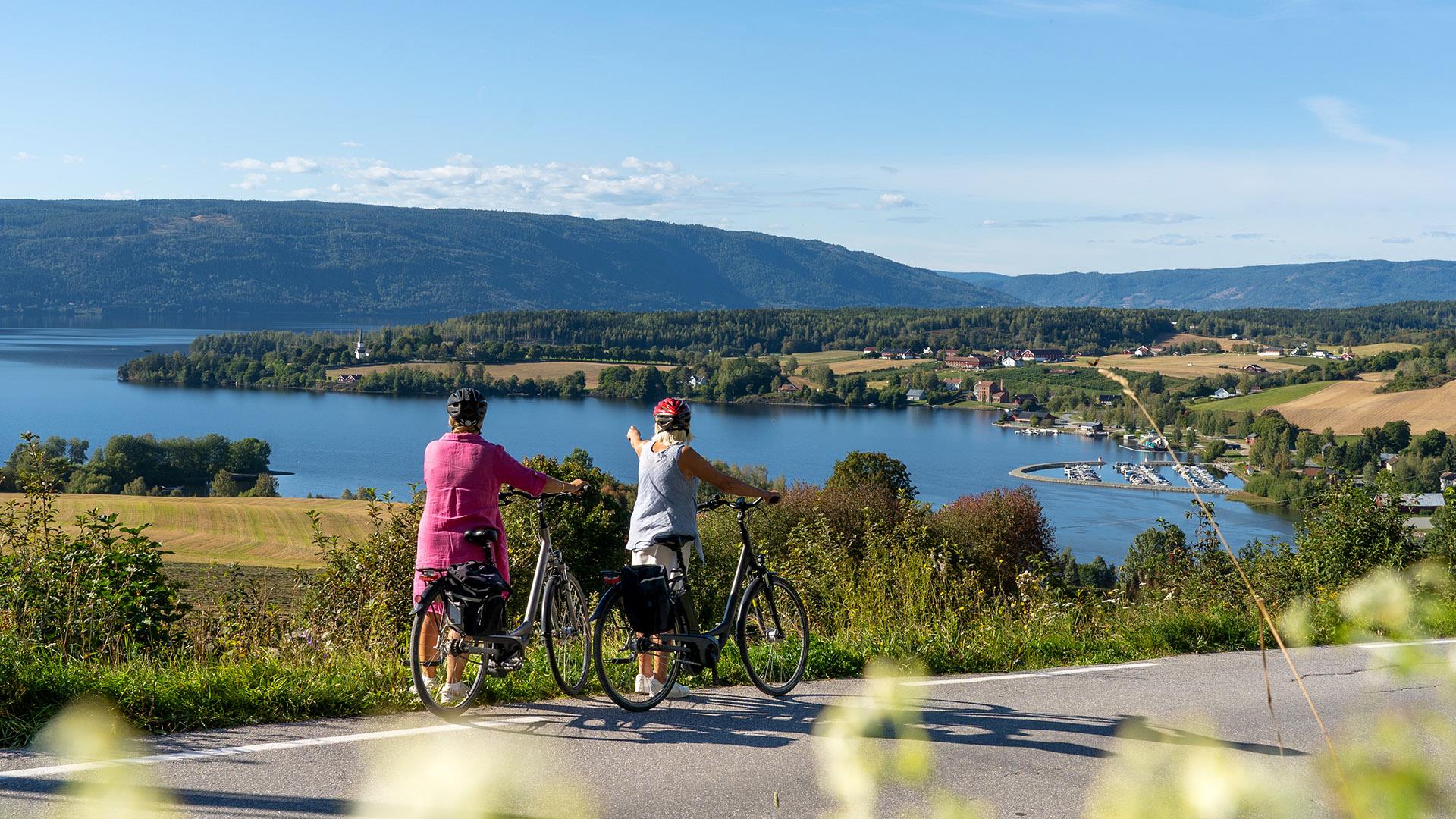 Cycling along lake Randsfjorden