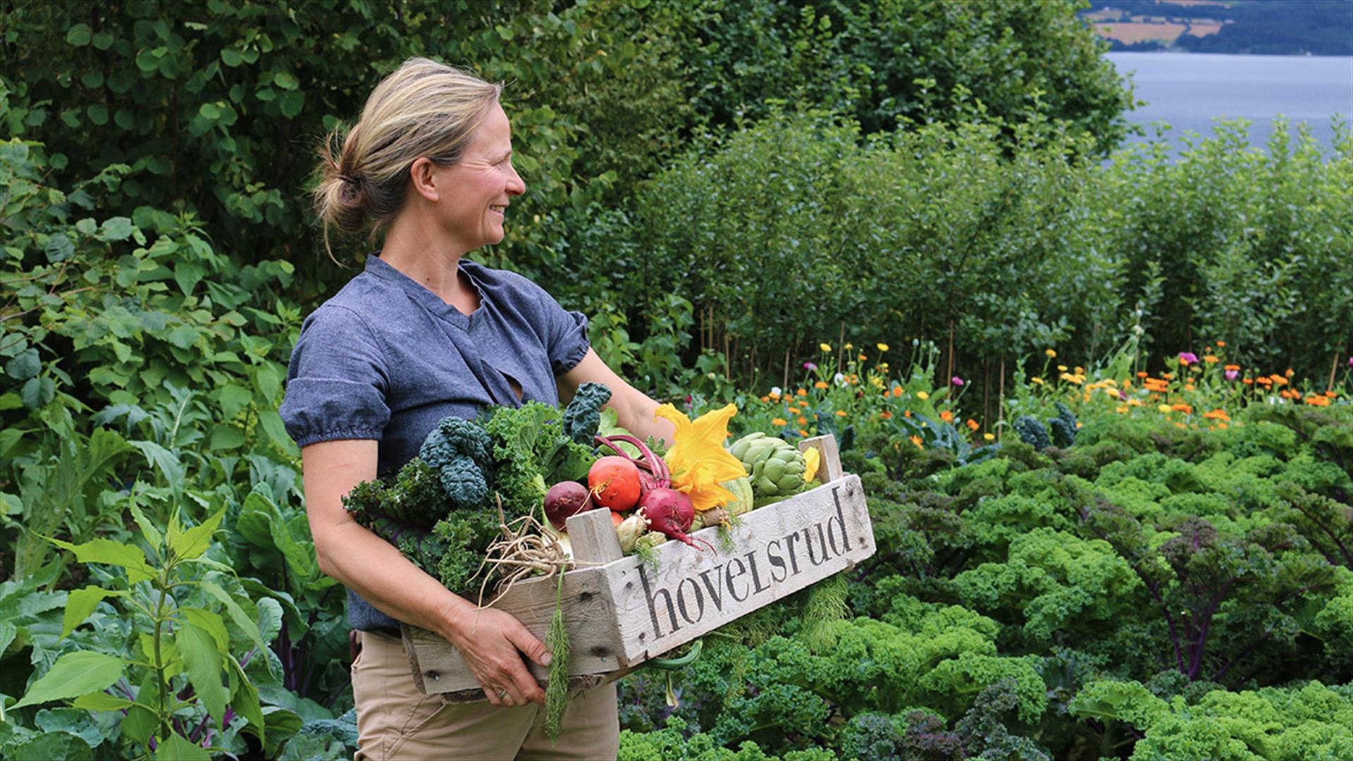 Hovelsrud farm - hostess in the garden