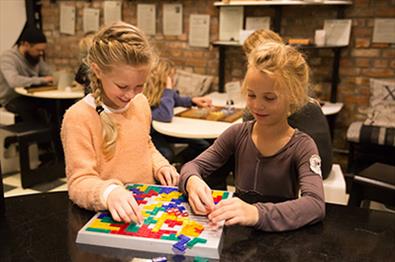 Girls playing logics games at Vitensenteret Innlandet