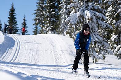 |Visit Sjusjøen - activity day at Sjusjøen - smiling boy skiing