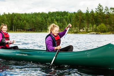Jenter padler på Fjorda